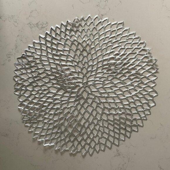 Chilewich Dahlia Pressed Vinyl Metallic Round Placements Set of 6 Silver NWOT - Picture 6 of 8